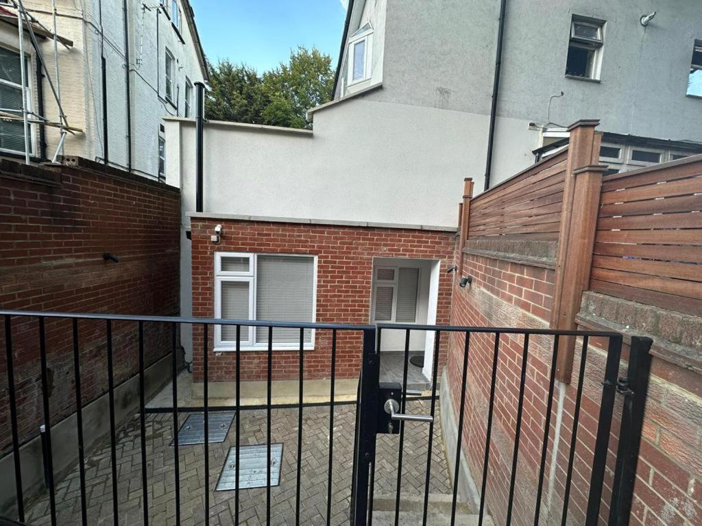 לונדון Two Bedroom House In Kilburn מראה חיצוני תמונה